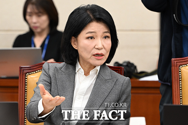 김종철 방송미디어통신위원회 위원장과 박장범 한국방송공사 사장에게 질의하는 이진숙 국민의힘 의원.