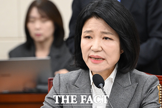 김종철 방송미디어통신위원회 위원장과 박장범 한국방송공사 사장에게 질의하는 이진숙 국민의힘 의원.