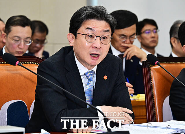이억원 금융위원장이 22일 오후 서울 여의도 국회 정무위원회에서 열린 금융위원회·금융감독원에 대한 국정감사에 출석해 질의에 답변을 하고 있다.