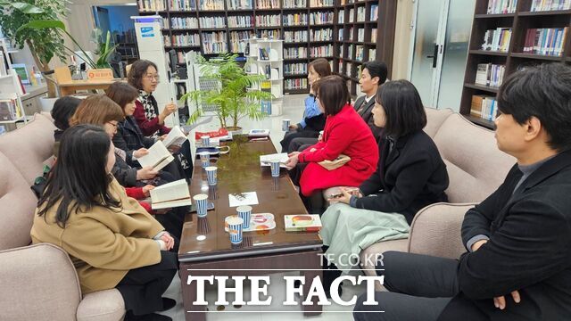 대전시교육청 자료실에서 직원들이 독서 토론을 진행하고 있는 모습. /대전시교육청