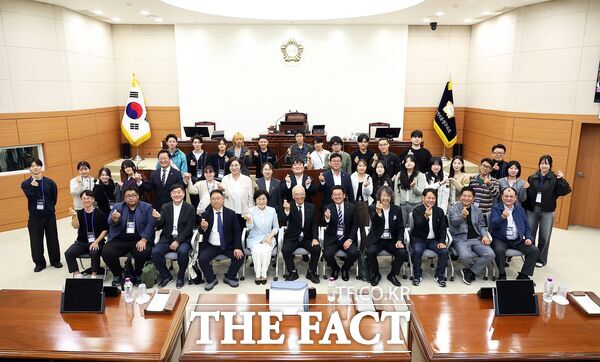 22일 일본 사세보시 및 나가사키현립대학 관계자로 구성된 방문단이 대전시 유성구의회를 방문해 본회의장 견학 및 우호 교류의 시간을 가졌다. /유성구의회