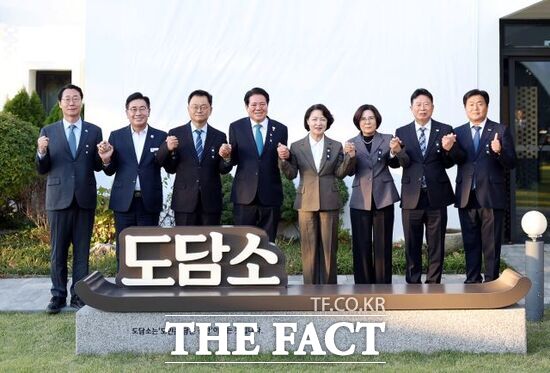 추미애 경기도지사(왼쪽 4번째)와 최대호 안양시장, 민경선 고양시장(왼쪽 3번째)을 비롯한 경기도시장군수협의회 임원단이 21일 '경기도지사와 함께하는 경기도시장군수협의회 임원단 간담회'를 마친 뒤 기념 촬영을 하고 있다. /고양시