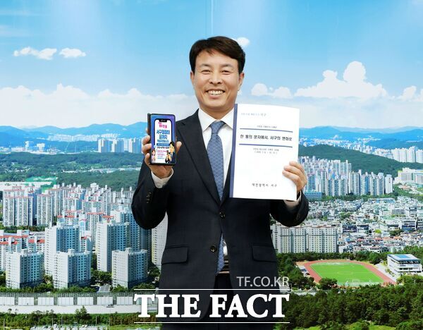 전문학 대전시 서구청장이 22일 구청 갑천누리실에서 열린 직통문자 소통폰 성과공유회에서 운영 100일을 맞아 그동안 접수된 999건의 민원 처리 현황을 점검하고 불편 사항에 대한 후속 관리를 강화한다. /대전 서구