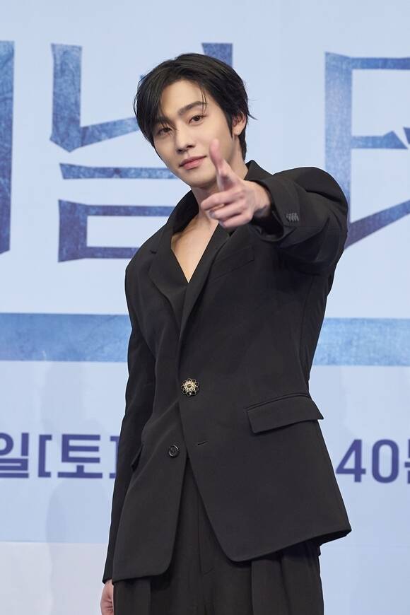 배우 안효섭이 JTBC 새 토일드라마 '파이널 테이블'에서 천재 셰프 강한 역으로 극을 이끈다. /JTBC
