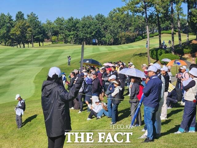 수많은 갤러리들이 22일 열린 1라운드 경기에서 선수들의 샷을 가까이서 지켜 보기 위해 미리 홀주변에 모여 있다. /최치봉 기자