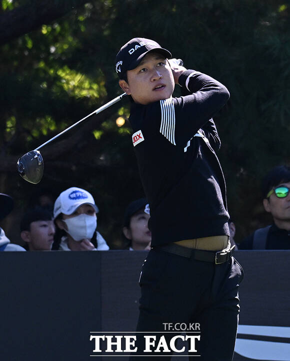 왕정훈이 22일 충남 천안 우정힐스 CC(파71·7367야드)에서 열린 '제네시스 챔피언십' 1라운드 경기에 참석해 1번 홀에서 티샷하고 있다. /천안=박헌우 기자