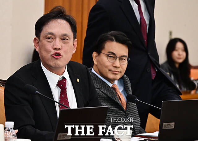 김태규 국민의힘 의원(왼쪽)이 22일 오전 서울 여의도 국회 법제사법위원회에서 열린 공소청에 대한 국정감사에 참석해 서영교 법사위원장에게 큰 목소리로 항의하고 있다. /국회=배정한 기자