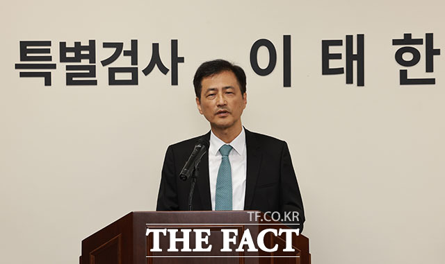 6·3 지방선거 투표용지 부족 사태 등을 수사하는 이태한 선거관리위원회 특별검사가 7일 오전 서울 서초구 특검 사무실 브리핑실에서 특검보를 소개하고 있다. /서예원 기자