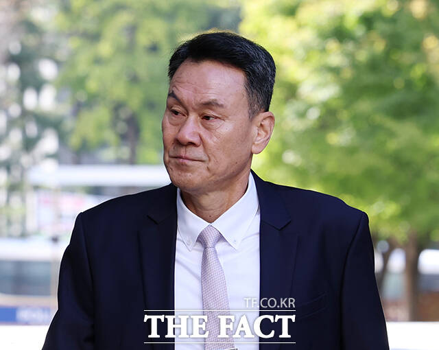 내란 중요임무 종사 등 혐의를 받는 김명수 전 합동참모본부 의장이 22일 오전 서울 서초구 서울중앙지방법원에서 열린 공판에 출석하고 있다. /임영무 기자