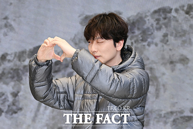 이동휘가 옷깃을 여미고 있다.