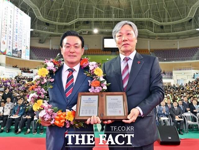 백성현 논산시장이 22일 충남 보령종합체육관에서 열린 충청남도 지체장애인의 날 기념식 및 한마음대회에서 기초자치단체장 부문 수상자로 선정돼 수상하고 있다. /김형중 기자