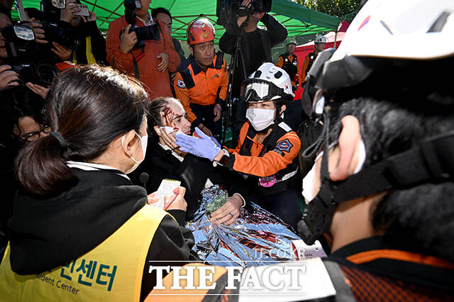 부상자 상태 보고하는 구조대원.