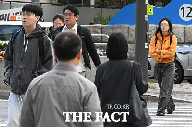 23일 기상청에 따르면 이날 아침 최저기온은 3~14도, 낮 최고기온은 18~23도의 분포를 보이겠다. 지난 19일 오전 서울 영등포구 여의도환승센터 일대에서 시민들이 두터운 옷차림을 한 채 출근길에 오르고 있다. /김성렬 기자