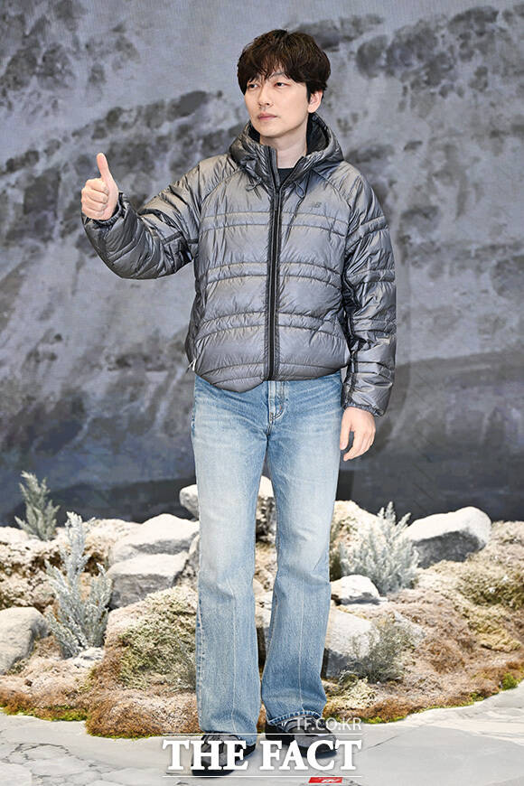 이동휘가 옷깃을 여미고 있다.
