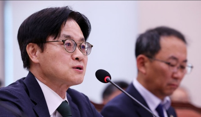 김정관 산업통상부 장관(왼쪽)이 22일 국회 산업통상자원중소벤처기업위원회 종합 국정감사에 답변을 하고 있다. /뉴시스
