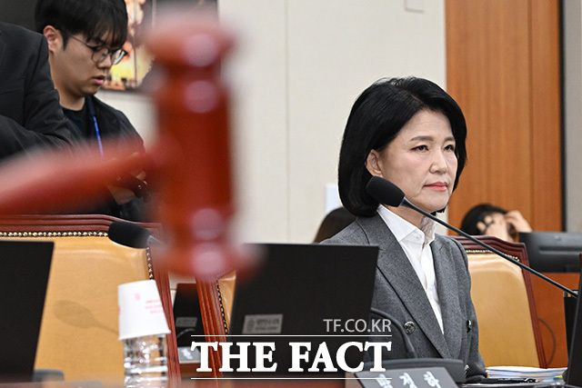김종철 방송미디어통신위원회 위원장과 박장범 한국방송공사 사장에게 질의하는 이진숙 국민의힘 의원.