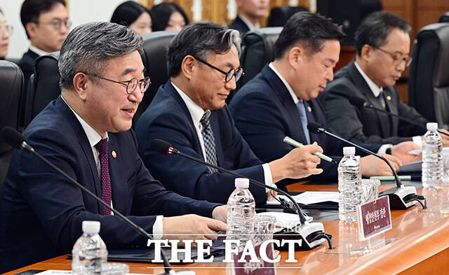 윤호중 행정안전부 장관(앞줄 왼쪽 세 번째)이 22일 오전 서울 종로구 정부서울청사에서 열린 지방세환급금 관련 관계기관 업무협약식에 참석해 협약기관 참석자들과 기념촬영을 하고 있다. /임영무 기자