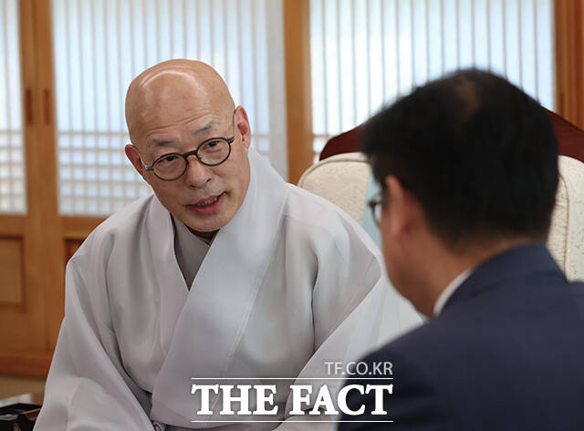 정점식 국민의힘 원내대표(왼쪽 네번째)가 22일 서울 종로구 조계사에서 대한불교 조계종 총무원장 진우스님(왼쪽 세번째)을 예방하며 인사말을 하고 있다. /국회사진기자단
