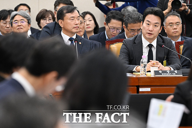 김종철 방송미디어통신위원회 위원장과 박장범 한국방송공사 사장에게 질의하는 이진숙 국민의힘 의원.