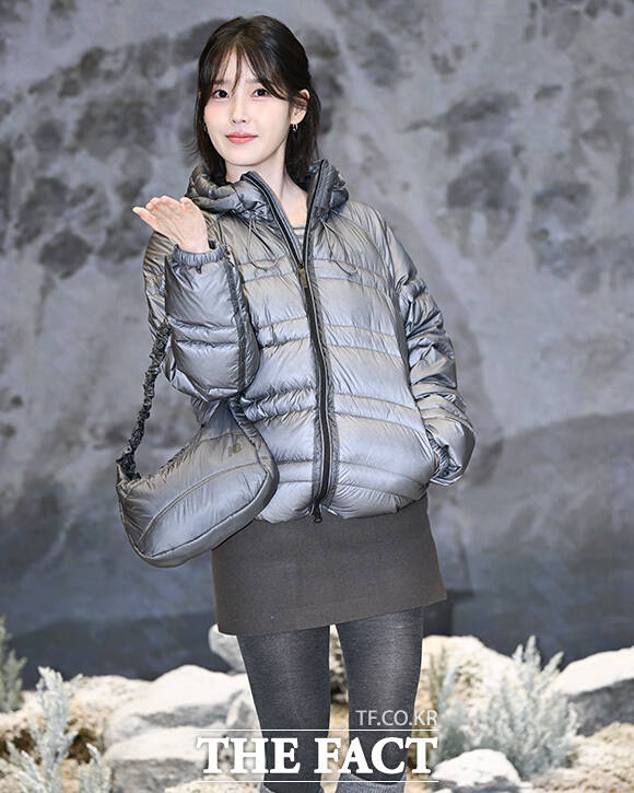 아이유가 '볼하트' 포즈를 취하고 있다.
