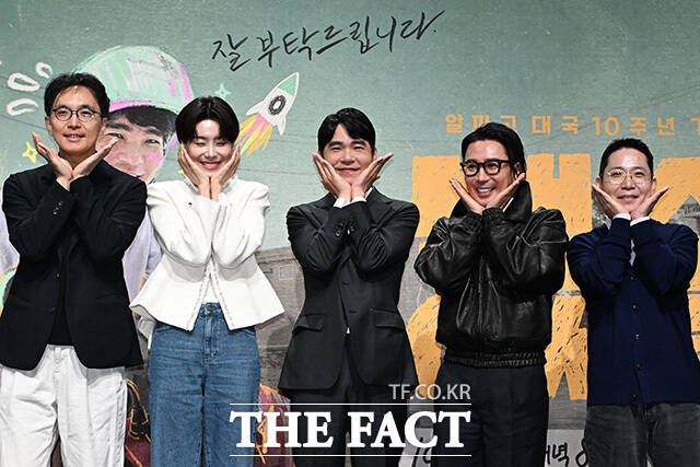 장도연과 이세돌, 정재형이 포즈를 취하고 있다.