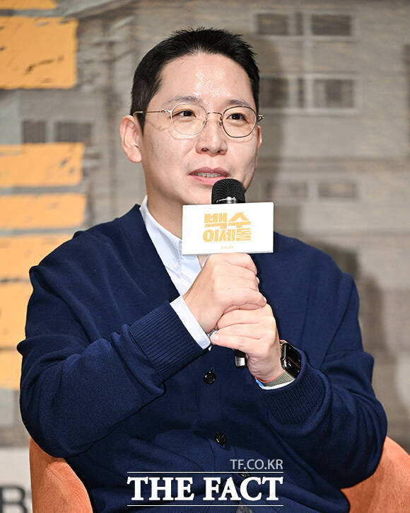 장도연과 이세돌, 정재형이 포즈를 취하고 있다.