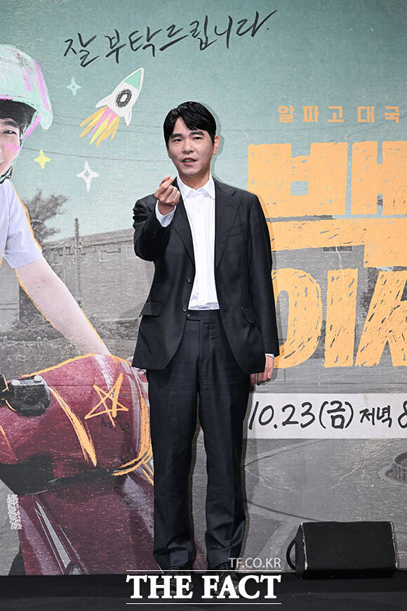 이세돌이 취재진에게 명함을 돌리고 있다.