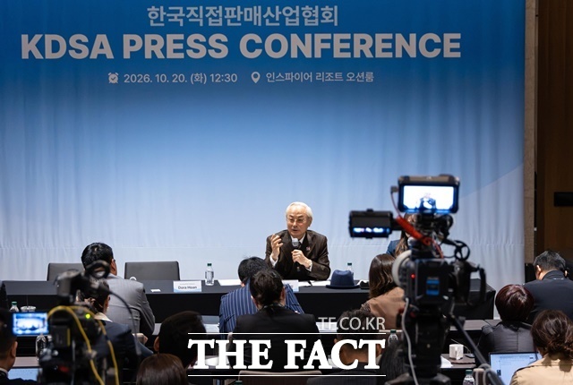 박한길 애터미 회장이 기자들의 질문에 답을 하고 있다. /애터미