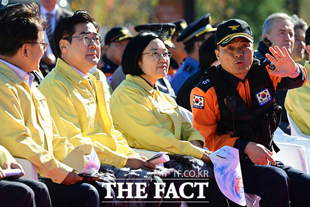 한성숙 국무총리(가운데)와 박찬대 인천시장이 최용철 소방청장(오른쪽)으로부터 훈련 설명을 듣고 있다.