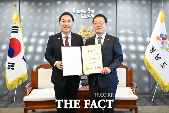 박수현 충남도지사(왼쪽)와 김현태 신임 충남테크노파크 원장이 22일 도청 접견실에서 임명장을 수여식을 갖고 있다. /충남도