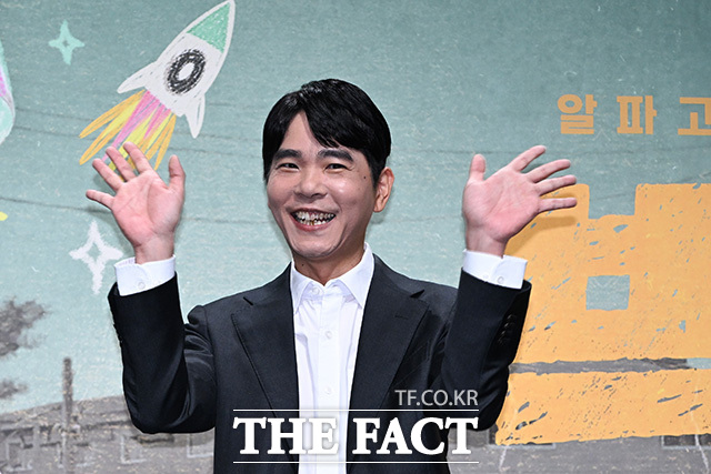 이세돌이 취재진에게 명함을 돌리고 있다.