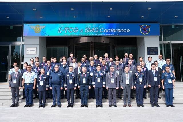 KAI와 공군은 지난 21일부터 23일까지 경남 사천시에서 제15회 한국 기술협의체(K-TCG) 및 제9회 안전관리그룹(SMG) 국제회의를 개최했다. 행사 단체사진. /KAI