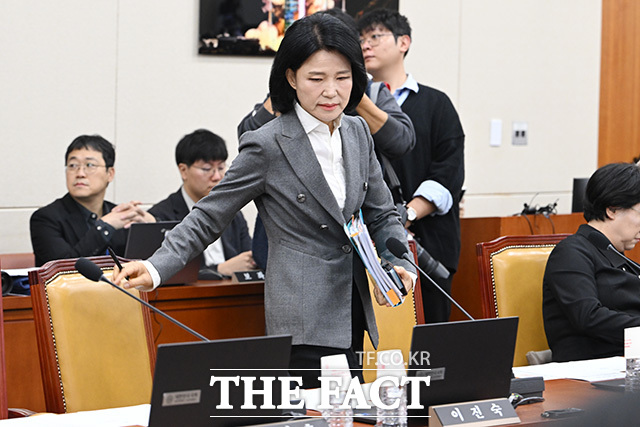 김종철 방송미디어통신위원회 위원장과 박장범 한국방송공사 사장에게 질의하는 이진숙 국민의힘 의원.