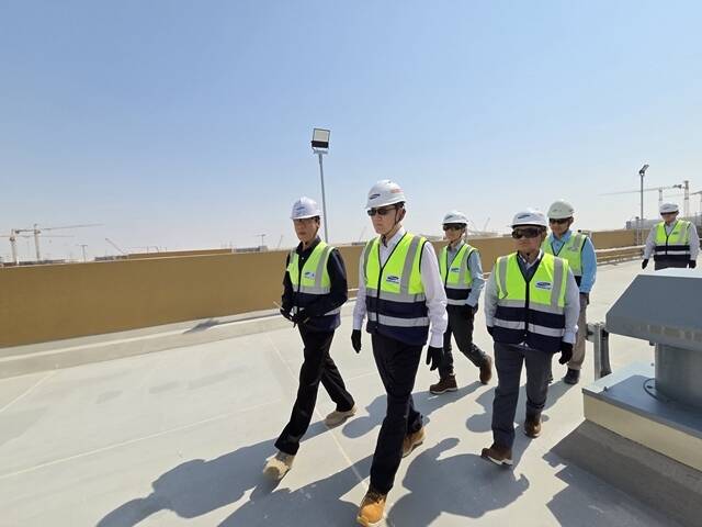 이재용 삼성전자 회장이 UAE 알 다프라 가스화력발전소 건설 현장을 점검하고 있다. /삼성