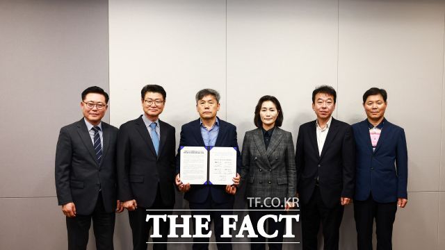원전소재 지자체 행정협의회가 20일 공동 건의문을 제출 뒤 기념촬영을 하고 있다. 박근식(왼쪽부터) 영광군 부군수, 황이주 울진군수, 김현권 고준위방사성폐기물 관리위원회 위원장, 우성빈 기장군수, 최혁준 경주시 부시장, 박두진 울주군 에너지정책과장. /기장군청