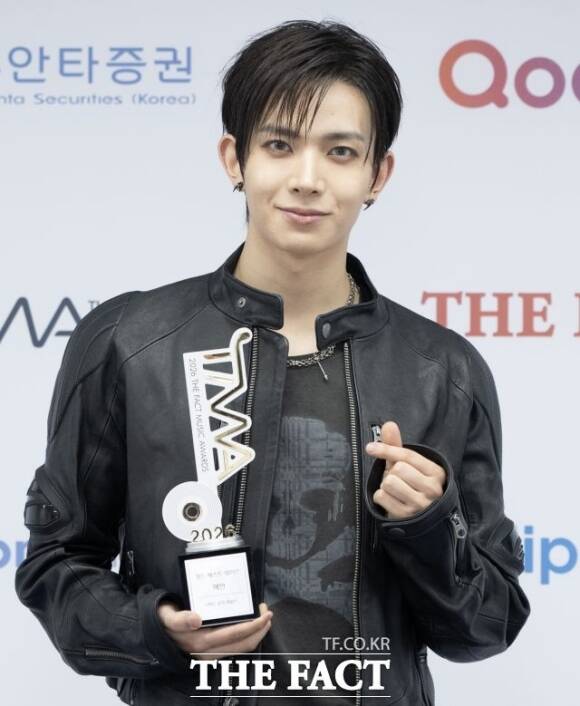 가수 에반이 '2026 더팩트 뮤직 어워즈'에서 '월드 베스트 웨이브'를 수상했다. 사진은 지난 9월 19일 부산아시아드주경기장에서 열린 '2026 더팩트 뮤직 어워즈'에 참석한 그가 인터뷰에 앞서 포즈를 취하고 있는 모습. /박상민 기자