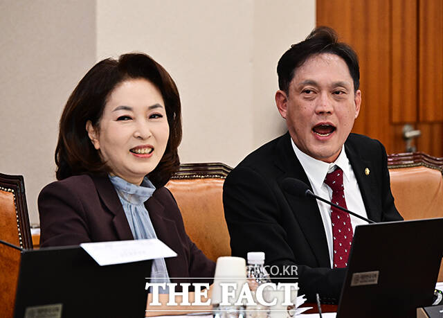 김태규 국민의힘 의원(왼쪽)이 22일 오전 서울 여의도 국회 법제사법위원회에서 열린 공소청에 대한 국정감사에 참석해 서영교 법사위원장에게 큰 목소리로 항의하고 있다. /국회=배정한 기자