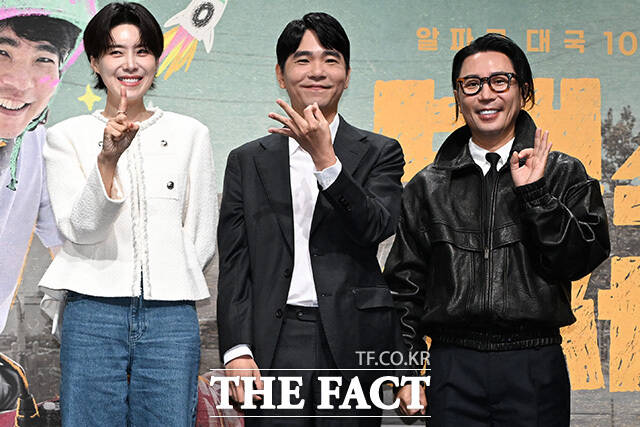 장도연과 이세돌, 정재형이 포즈를 취하고 있다.