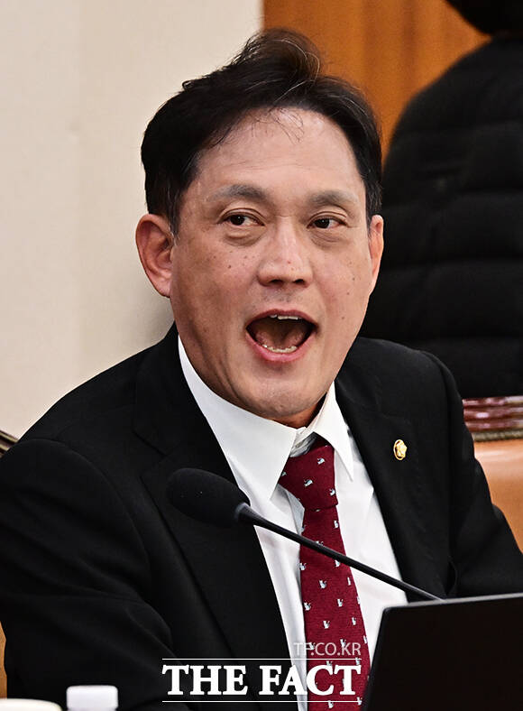 김태규 국민의힘 의원(왼쪽)이 22일 오전 서울 여의도 국회 법제사법위원회에서 열린 공소청에 대한 국정감사에 참석해 서영교 법사위원장에게 큰 목소리로 항의하고 있다. /국회=배정한 기자