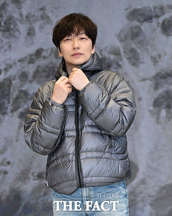 이동휘가 옷깃을 여미고 있다.