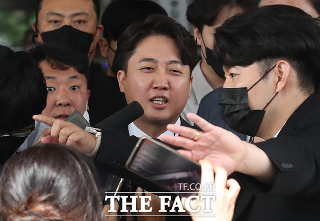 2022년 국민의힘 대표였던 이준석 현 개혁신당 의원은 당시 당이 명확히 규명되지 않은 자신의 '성상납 증거인멸교사' 의혹을 문제 삼아 당원권 정지 6개월 징계를 내리자, 동년 8월 10일부터 2달여간 5차례의 가처분 공세를 펴며 국민의힘을 괴롭혔다. 사진은 이준석 국민의힘 전 대표가 2022년 9월 28일 서울 양천구 서울남부지법에서 열린 '정진석 국민의힘 비상대책위원장 및 비대위원 6명'을 상대로 낸 3~5차 가처분 심문을 마치고 법원을 나서고 있는 모습. /국회사진취재단