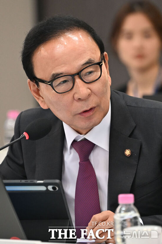 국회 행정안전위원회 박덕흠 국민의힘 의원이 22일 오전 전남광주시 서구 전남광주시청 광주청사에서 열린 국정감사에 참여해 질의하고 있다. /뉴시스
