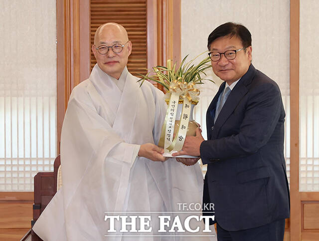 정점식 국민의힘 원내대표(왼쪽 네번째)가 22일 서울 종로구 조계사에서 대한불교 조계종 총무원장 진우스님(왼쪽 세번째)을 예방하며 인사말을 하고 있다. /국회사진기자단