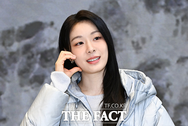 김연아가 포즈를 취하고 있다.