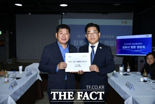 이기형 김포시장(오른쪽)이 지난 21일 경기도의회 건설교통위원회에 기반시설 확보를 위한 건의 사항을 전달하고 있다. /김포시