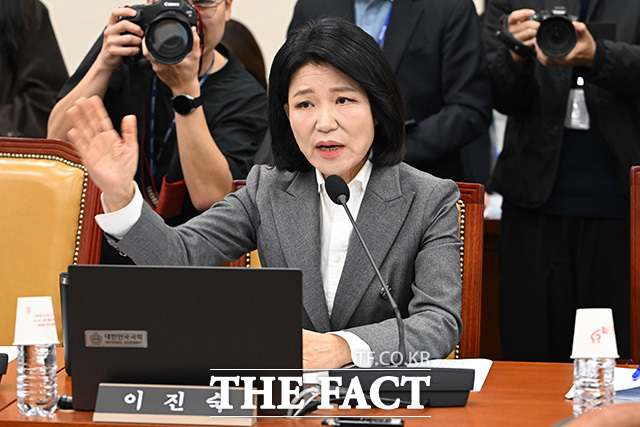 김종철 방송미디어통신위원회 위원장과 박장범 한국방송공사 사장에게 질의하는 이진숙 국민의힘 의원.