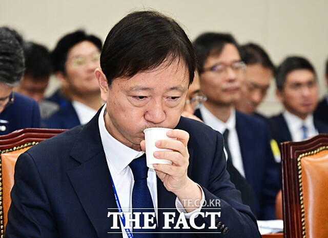 이억원 금융위원장이 22일 오후 서울 여의도 국회 정무위원회에서 열린 금융위원회·금융감독원에 대한 국정감사에 출석해 질의에 답변을 하고 있다.