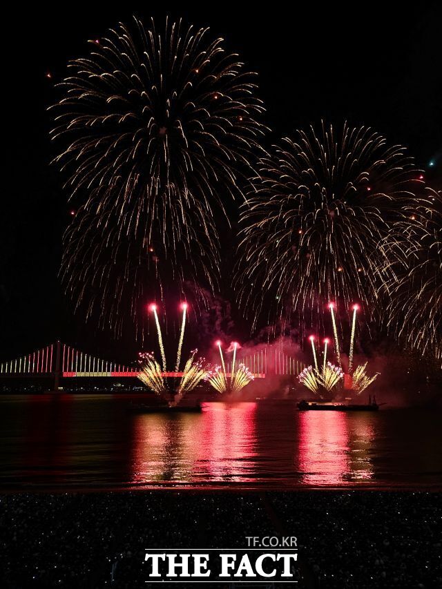 부산 광안리해수욕장에서 2025년 부산불꽃축제가 펼쳐지고 있다. /손연우 기자