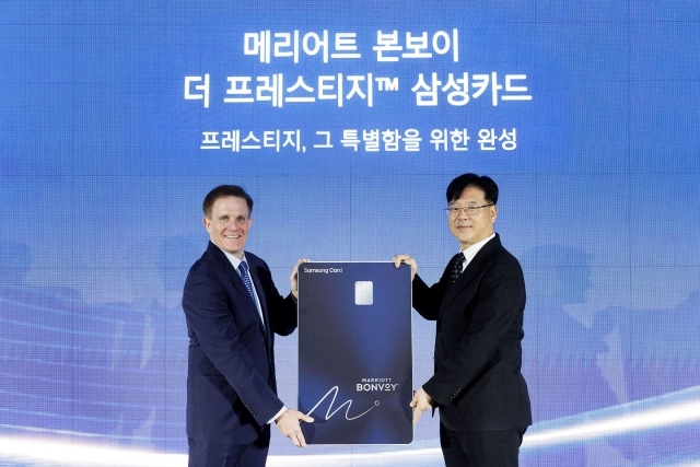 엔헤이븐에서 진행된 출시 기념 행사에서 김대순 삼성카드 마케팅본부장과 존투미(John Toomey) 메리어트 인터내셔널 아시아 태평양 부문 부사장(왼쪽)이 '메리어트 본보이 더 프레스티지 삼성카드'를 소개하면서 기념촬영을 하고 있다. /삼성카드