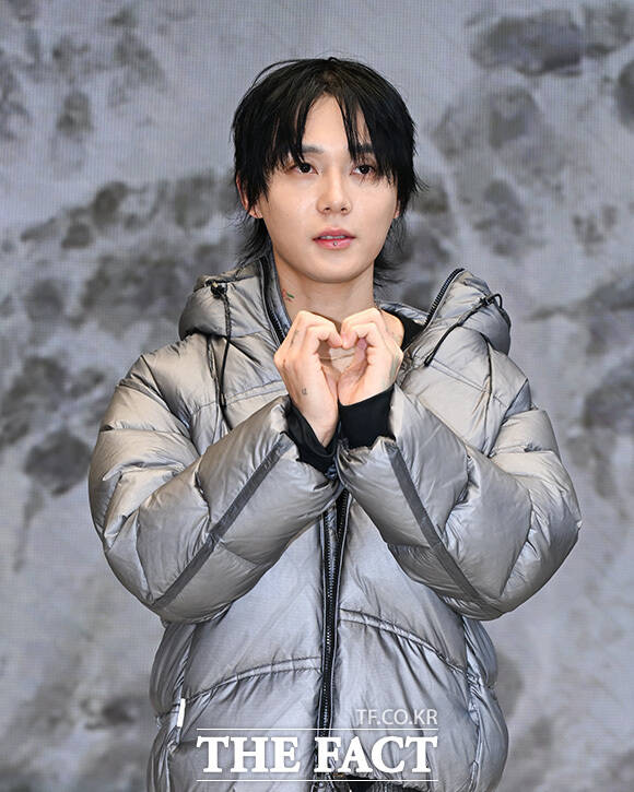 던이 '손 하트' 포즈를 하고 있다.